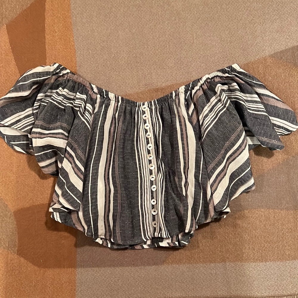 New! Dry Goods Boutique neutrals flutter sleeve crop blouse, M